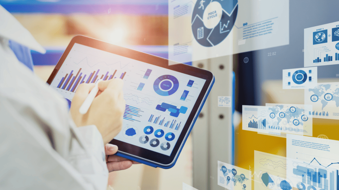 タブレットに表示されたグラフや指標を操作しながら、複数メーカーのデータを一元的に管理・検索するシステムをイメージしたシーン