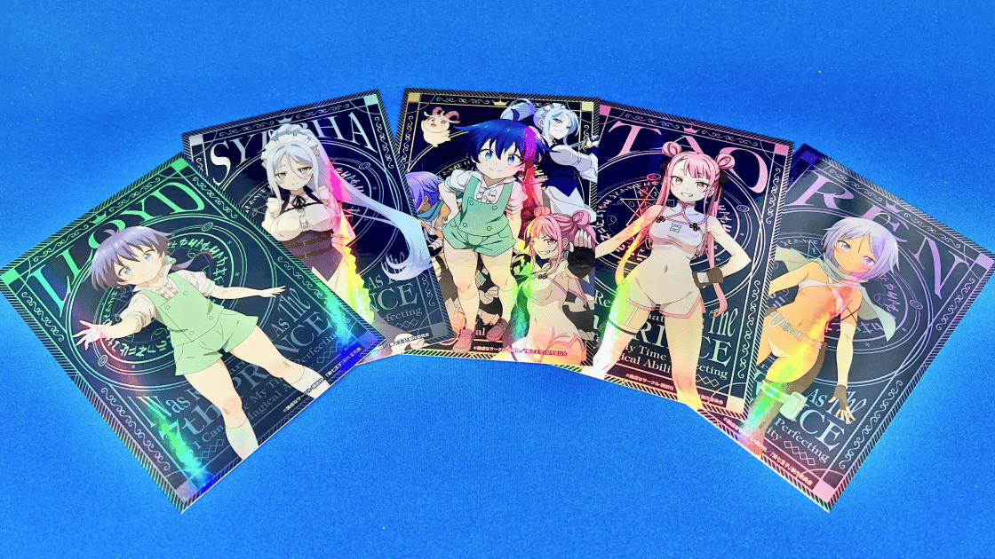 ホログラムのキラ加工が施されたアニメキャラクターカード5種を青い背景に並べた、台湾で製造した特殊印刷サンプルの写真