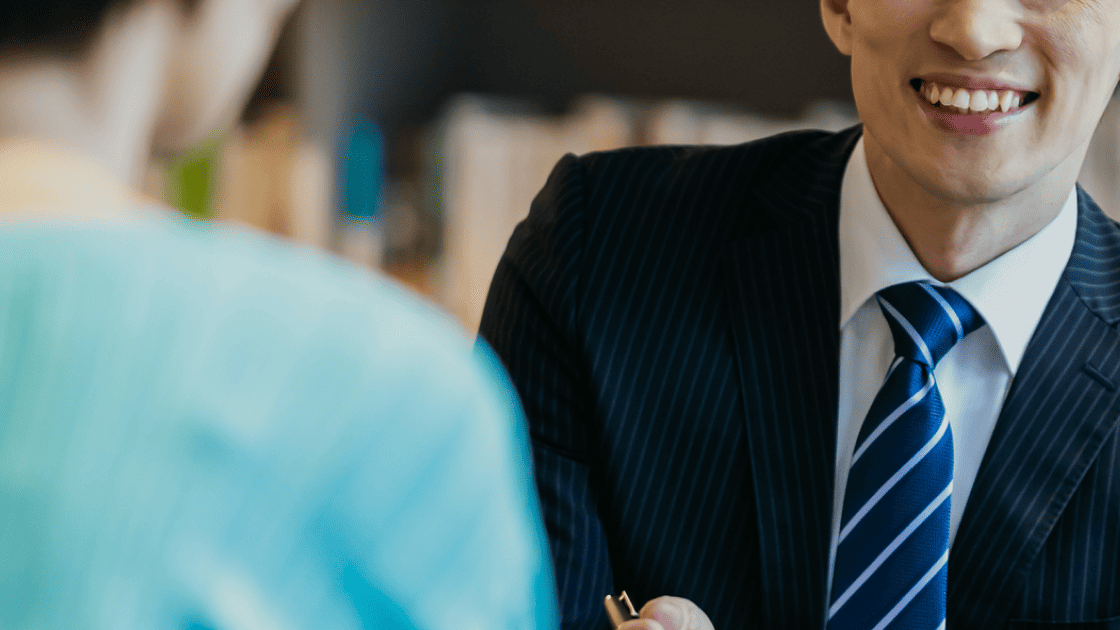 セキュリティ対策の技術的な課題を即座に解決するセールスエンジニアと、システム導入の打ち合わせ風景