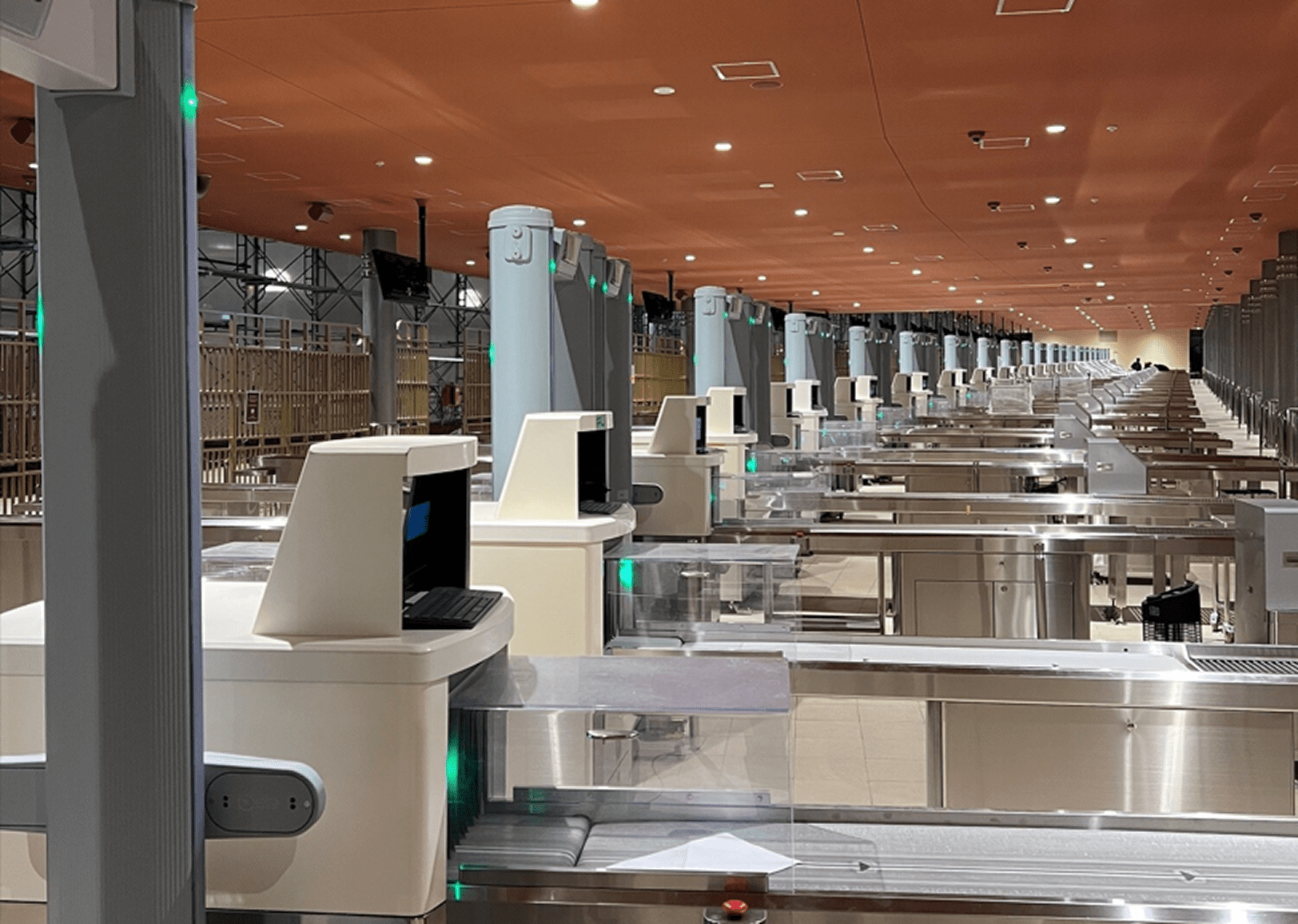 パーク内の安全向上だけではなかった！ネットワーク化で待ち時間削減と運用効率UPを同時に達成